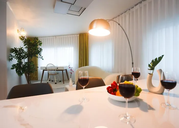Premium Spacious House,hongik 1 Stop,hapjeong Station 3 Minutes On Foot,free Laundry And Drying,good For Family And Friends Gathering,3r4b,9 People