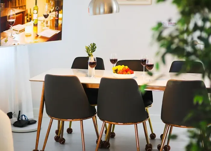 Premium Spacious House,hongik 1 Stop,hapjeong Station 3 Minutes On Foot,free Laundry And Drying,good For Family And Friends Gathering,3r4b,9 People