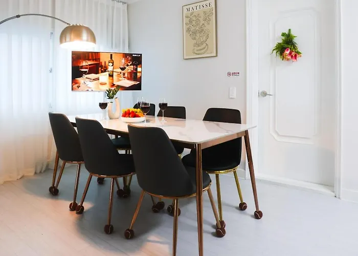 Premium Spacious House,hongik 1 Stop,hapjeong Station 3 Minutes On Foot,free Laundry And Drying,good For Family And Friends Gathering,3r4b,9 People *