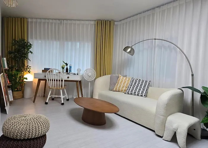 Premium Spacious House,hongik 1 Stop,hapjeong Station 3 Minutes On Foot,free Laundry And Drying,good For Family And Friends Gathering,3r4b,9 People