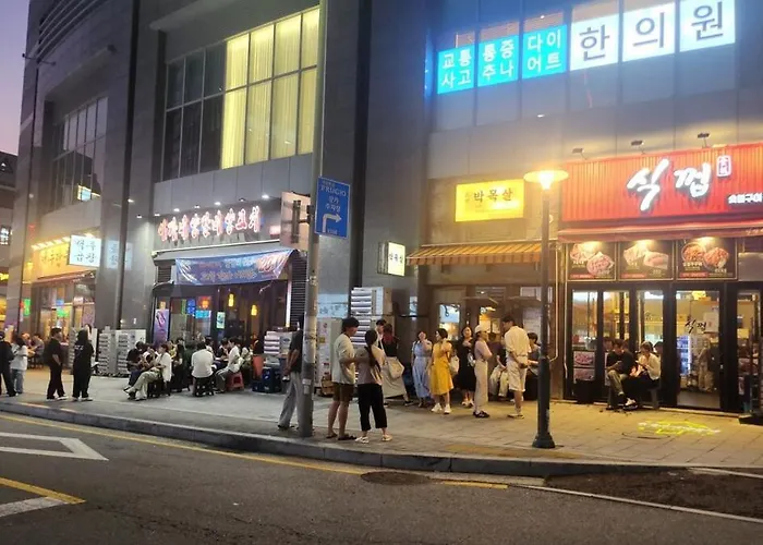 Premium Spacious House,hongik 1 Stop,hapjeong Station 3 Minutes On Foot,free Laundry And Drying,good For Family And Friends Gathering,3r4b,9 People