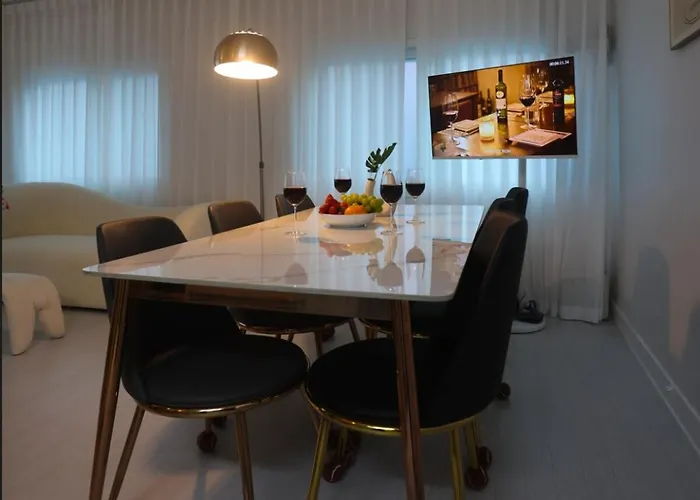 Premium Spacious House,hongik 1 Stop,hapjeong Station 3 Minutes On Foot,free Laundry And Drying,good For Family And Friends Gathering,3r4b,9 People