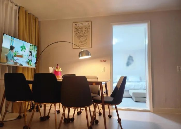 Appartement Premium Spacious House,hongik 1 Stop,hapjeong Station 3 Minutes On Foot,free Laundry And Drying,good For Family And Friends Gathering,3r4b,9 People *
