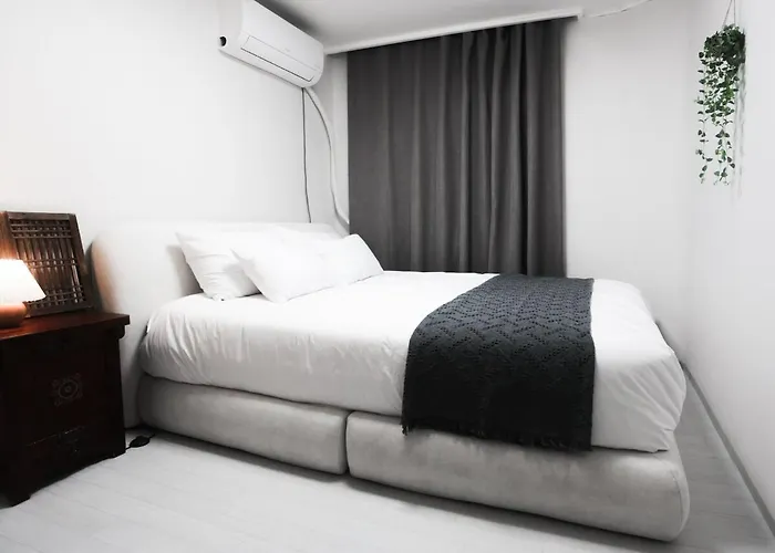 Appartement Premium Spacious House,hongik 1 Stop,hapjeong Station 3 Minutes On Foot,free Laundry And Drying,good For Family And Friends Gathering,3r4b,9 People *