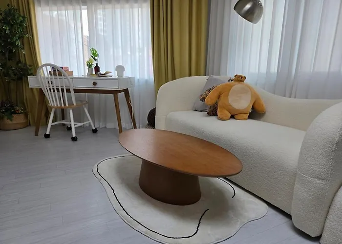 Appartement Premium Spacious House,hongik 1 Stop,hapjeong Station 3 Minutes On Foot,free Laundry And Drying,good For Family And Friends Gathering,3r4b,9 People *