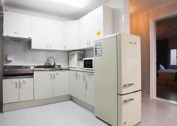 Premium Spacious House,hongik 1 Stop,hapjeong Station 3 Minutes On Foot,free Laundry And Drying,good For Family And Friends Gathering,3r4b,9 People